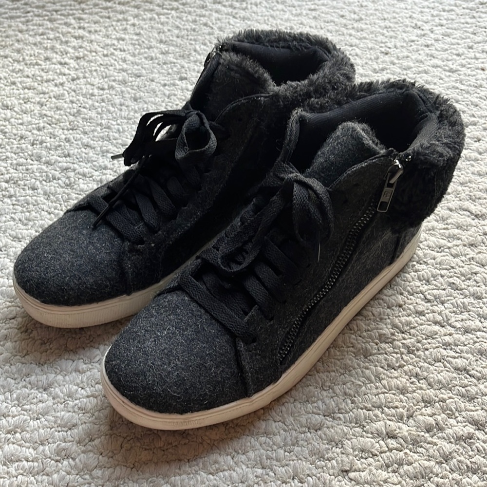 Charcoal gray faux fur lined booties size 9